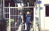 Новинари од полиције у Ораховцу преузели плочу Славују и Перенићу (ВИДЕО)