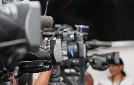 Гораждевац: Полиција уз раднике општине уклања графите, новинару наређено да се склони Гораждевац: Полиција уз раднике општине уклања графите, новинару наређено да се склони