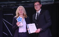 Новинарки УНС-а Слађани Димитријевић награда “Цвет једнакости” Новинарки УНС-а Слађани Димитријевић награда “Цвет једнакости”