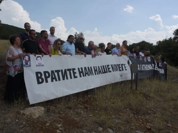 Predstavnici UNS-a sa svojim ogrankom DNKiM traže pravdu za nestale kolege (foto: Rade Bošnjak)