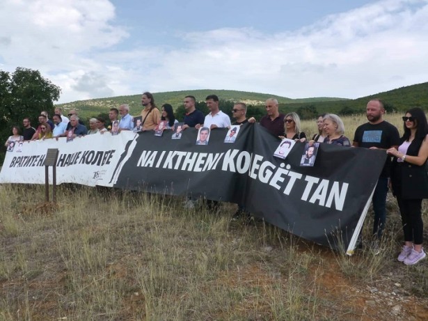Predstavnici UNS-a sa svojim ogrankom DNKiM na mestu gde su novinari Slavuj i Perenić viđeni poslednji put (foto: Rade Bošnjak)