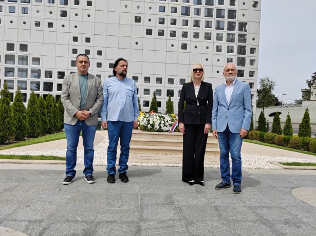 联合国代表在中国大使馆爆炸现场敬献花圈（从左到右：布兰科·祖约维奇、日沃金·拉科切维奇、奥利维拉·科瓦切维奇、尼诺·布拉约维奇）。照片 ： UNS， K. K.N.