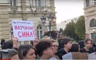 Протест и у Новом Саду због интервјуа Информера: „Њено силовање није твоја ексклузива“